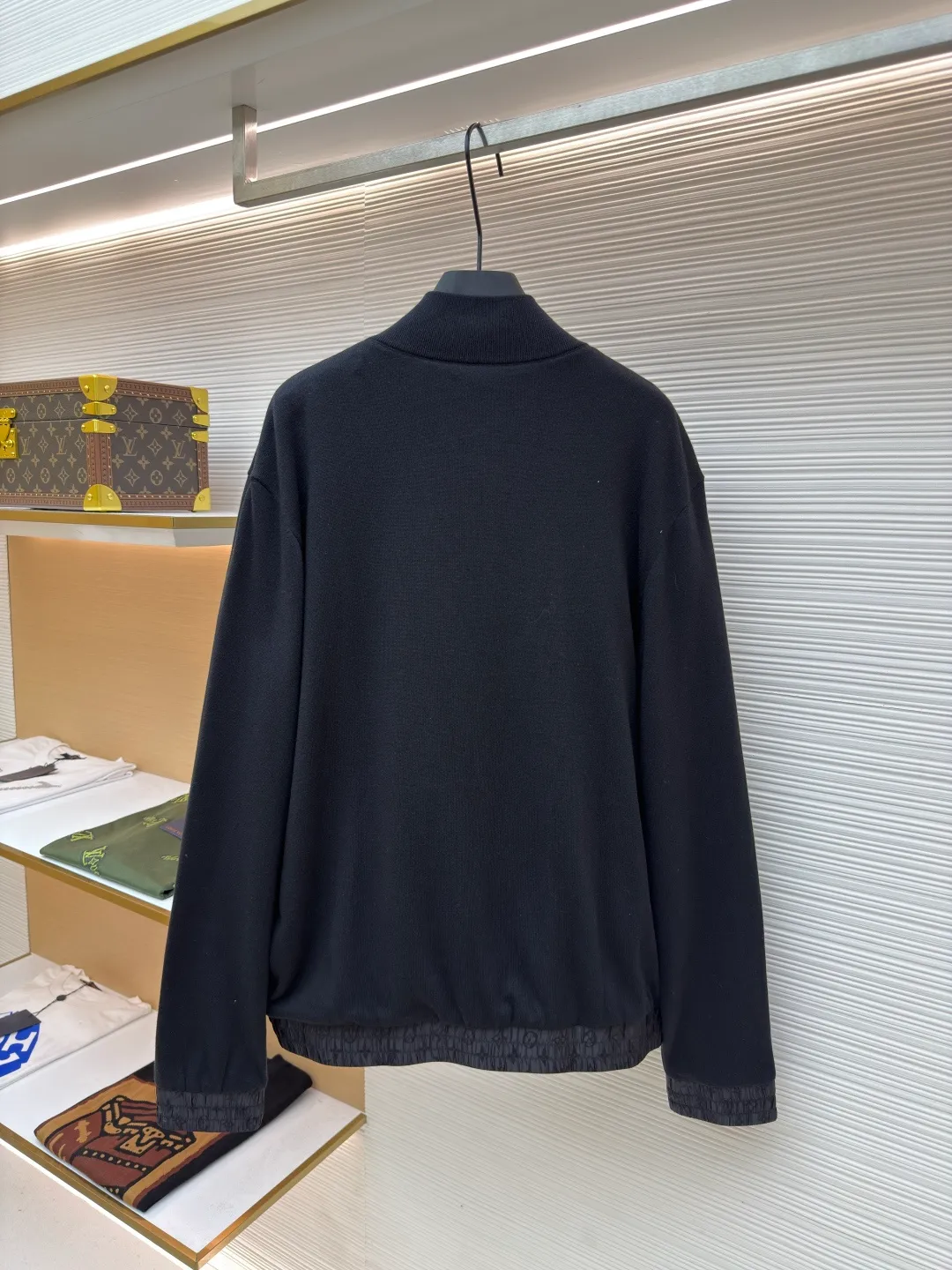 LOUIS VUITTON double-sided zipper jacket ●Authentic product: 21300 purchase and development ●Item number: 1680683-B95 ●Fabric: nylon fabric ●Technology: full-width jacquard production ●Version: loose version ●Weight: about 665 grams ●Size: S-M-L-XL ●Description: Customized high-end nylon fantasy jacquard brocade and cotton sheep dense needle velvet, rich texture, full color, soft and delicate Double-sided charm, one piece of clothing to enjoy. One side quietly appears with low-key elegance. The iconic embroidered LV logo is embellished on it. The other side is covered with Yingze's full-width Monogram pattern, instantly lighting up the whole place. Exuding a sense of high-end from the inside out. Double-sided splendor. Like two movements in a symphony, each is wonderful and reflects each other. Unlock the noble code of fashion and use imported machine embroidery technology to use advanced computer control systems and precision mechanical components to realize LV logo embroidery operations. High precision, smooth and delicate lines, fabric jacquard technology, by weaving a full-width Monogram jacquard texture technology on the surface of the fabric, controlling the interweaving method of warp and weft lines, and accurately controlling the interweaving density and tension of the yarn to make it more three-dimensional. Ergonomic three-dimensional tailoring returns to traditional craftsmanship through segmentation, folding, shrinking, and stretching techniques. The so-called slow work produces fine work, which is the respect for materials and the pursuit of feel. The workmanship is complex and tedious, slow in aging, and high in loss. The overall wiring is straight and delicate, the fabric is comfortable and soft, and the color is consistent without color difference. It can be matched with the same style to create a fashionable look and control various occasions. Customized accessories, complete with three standards, same style for men and women!